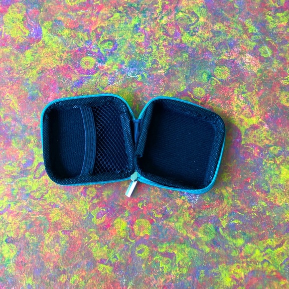 NTW Tropicana Leaves Hawaiian Designed Tech EarBud Zipper Travel Storage… - Picture 4 of 4